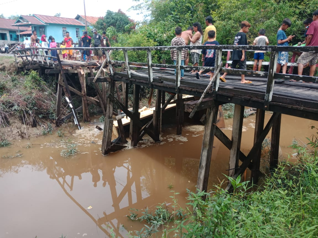 Truk nyemplung saat melewati Jembatan Sungai Mat Ali, Desa Nanga Ketungau, Kecamatan Ketungau Hilir, Kabupaten Sintang. Foto: Dok. Polres Sintang
