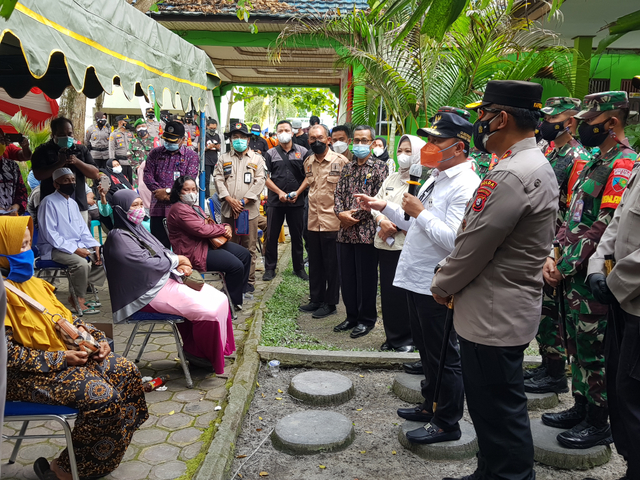Gubernur Kalteng H Sugianto Sabran dalam kunjungannya memantau vaksinasi massal di SMAN 1 Pangkalan Bun, Kamis (10/6). Joko Hardyono/InfoPBUN
