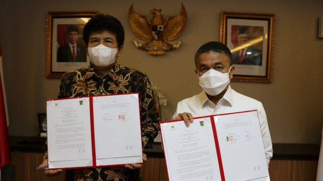 Wali Kota Palu, Hadianto Rasyid (kanan) dan Kepala Badan Pembinaan Ideologi Pancasila (BPIP) Yudian Wahyudi menandatangani nota kesepahaman pada Kamis (10/6). Foto: Humas Pemkot Palu