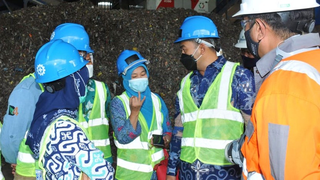 Wakil Gubernur Sumatera Barat Audy Joinaldy (kanan tengah) mendengar penjelasan dari pihak pengelolahan sampah di Cilacap, Jawa Tengah. Foto: dok Humas Pemprov Sumbar