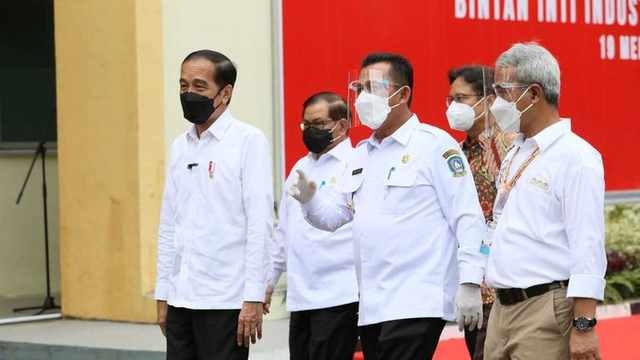Gubernur Kepri, Ansar Ahmad (tengah) mendampingi Presiden Jokowi meninjau Vaksinasi COVID-19 di Kepri. Foto: dok- Pemprov Kepri.