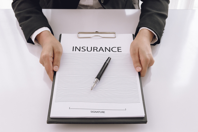 Apakah perusahaanmu sudah memberikan proteksi kepada pekerjanya dengan asuransi? Foto: Shutterstock.