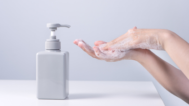 Sabun mandi bukan untuk membersihkan area kewanitaan, Ladies! Foto: Shutterstock.