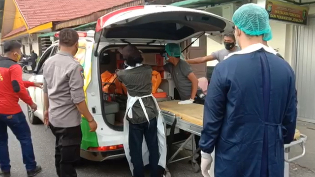 JENAZAH almarhumah Siti Hamidah saat dibawa ke Rumah Sakit Bhayangkara Polda Riau, Jalan Kartini, Pekanbaru. 