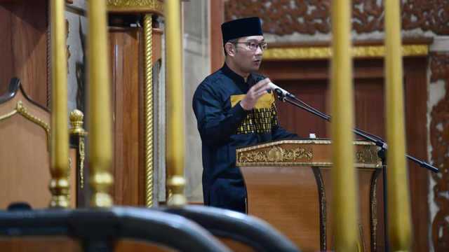 Gubernur Jawa Barat Ridwan Kamil di Masjid Agung Sumedang, Kabupaten Sumedang, Jumat (11/6).  Foto: Yogi P/Biro Adpim Jabar