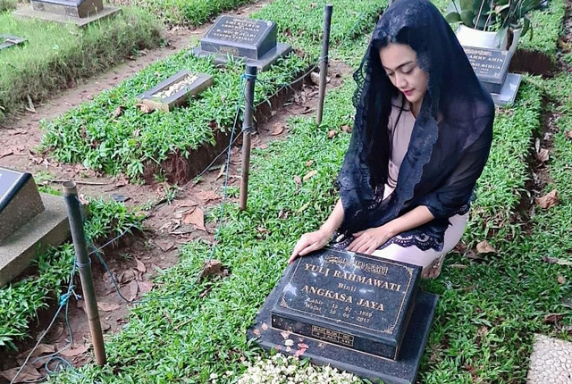 Peringati 4 Tahun Meninggalnya Julia Perez, Nia Anggia: Berat Jalani Tanpa Lo (63094)