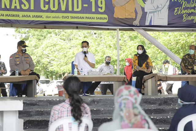 Wakil Wali Kota Batam, Amsakar Achmad memberikan sambutan jelang vaksinasi 750 pegawai Pemko Batam. (Foto: ist).