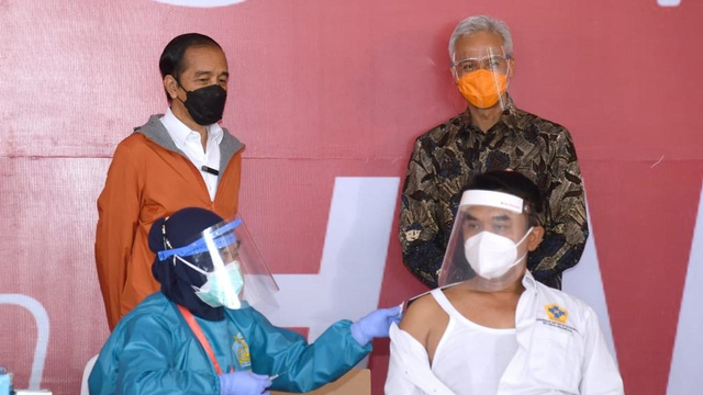 Foto: Jokowi Tinjau Vaksinasi Corona di Pelabuhan Tanjung Emas (107804)