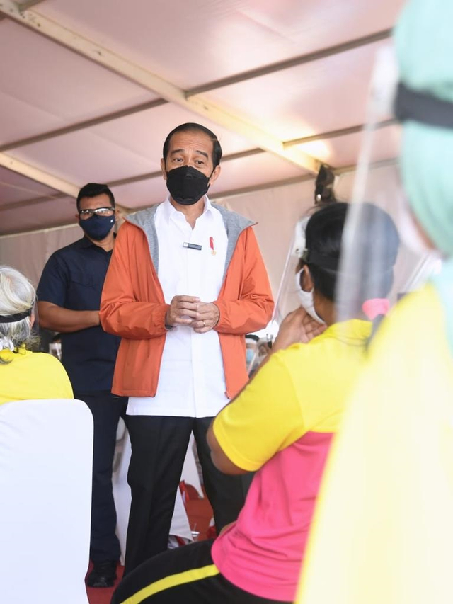 Foto: Jokowi Tinjau Vaksinasi Corona di Pelabuhan Tanjung Emas (107803)