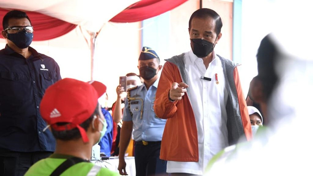 Presiden Joko Widodo meninjau vaksinasi corona di Pelabuhan Tanjung Emas, Semarang, Jumat (11/6).  Foto: Lukas/Biro Pers Sekretariat Presiden