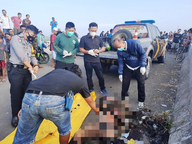 Polisi melakukan olah TKP di lokasi ditemukannya mayat driver ojol di Flypver Brebes. (Foto: Istimewa)