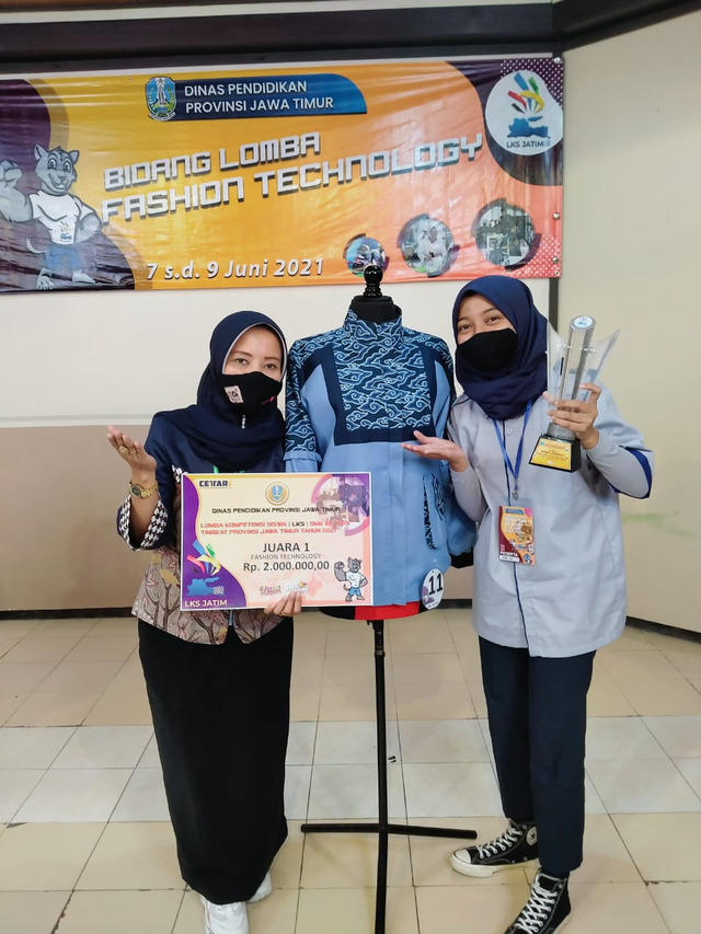 Lestari Sukma Kirani kelas 12, siswa SMKN Turen Malang, bersama gurunya setelah memenangkan lomba. dok/pribadi