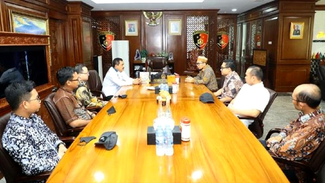 Suasana saat Ustaz Adi Hidayat menemui Kabareskrim di Mabes Polri. Foto: Dok. Istimewa