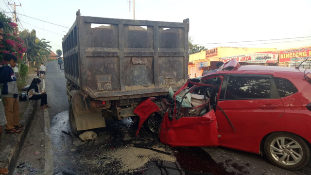 Diduga Mengantuk, Mobil Tabrak Truk di Jalan Pramuka Bandar Lampung (1)