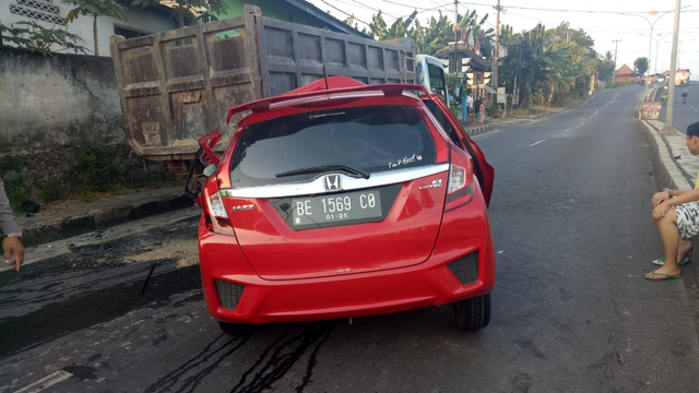 Diduga Mengantuk, Mobil Tabrak Truk di Jalan Pramuka Bandar Lampung (2)