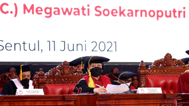 Penganugerahan gelar Profesor Megawati di Universitas Pertahanan. Foto: PDIP