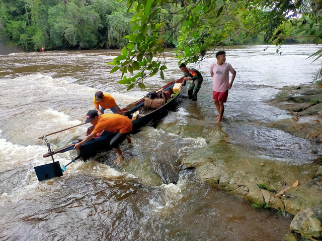 Potret Perjuangan Babinsa TNI AD Berjibaku Melewati Jeram di Pedalaman Sintang (48637)