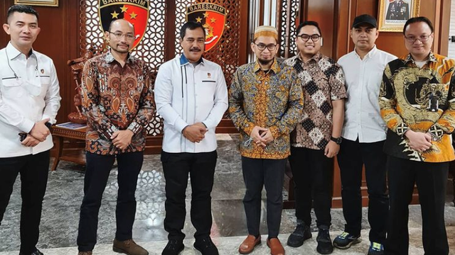Pertemuan Ustaz Adi Hidayat (UAH) dengan Kabareskrim Komjen Pol Agus Andrianto di Mabes Polri, Jakarta Selatan, Jumat (11/6). 
 Foto: Instagram/@fahdpahdepie