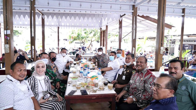 Ketika Ketua MPR Bamsoet Jadi Peracik Kopi Ulee Kareng dalam Kunjungan ke Aceh (76637)