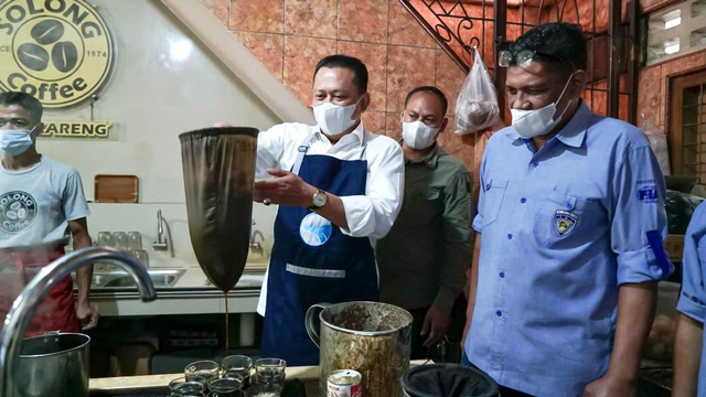 Ketika Ketua MPR Bamsoet Jadi Peracik Kopi Ulee Kareng dalam Kunjungan ke Aceh (76638)