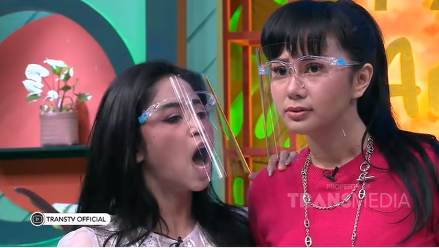 Bantah Settingan, Denise Chariesta Sebut Dewi Perssik Cewek Gila (31639)