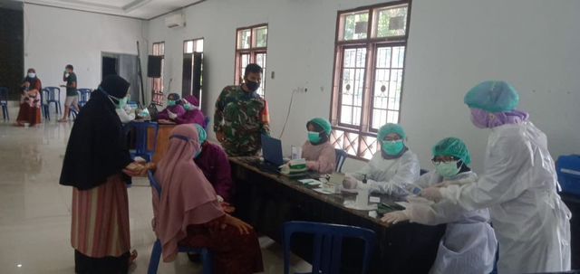 Babinsa Koramil 1014-06/Sukamara laksanakan pengamanan dan monitoring kegiatan vaksinasi terhadap lansia di Gedung Gawe Barinjam, Sukamara, Kalimantan Tengah. Foto: IST.