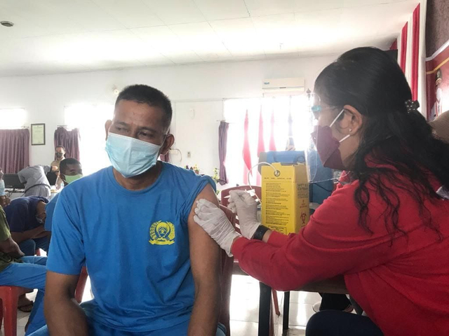 Warga Binaan Rutan Karimun disuntik vaksin COVID-19. Foto: Khairul S/kepripedia.com