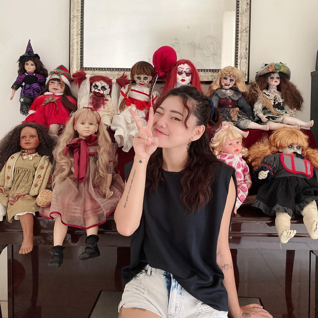 5 Selebriti yang Hobi Mengoleksi Boneka, Ada yang Bentuknya Menyeramkan (843)
