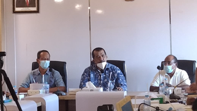 Ketua Satuan Tugas Koordinasi Supervisi Pencegahan Wilayah V KPK Dian Patria, memimpin rapat penyerahan aset antara Pemkot dan Pemkab Sorong, foto: Yanti/Balleo News
