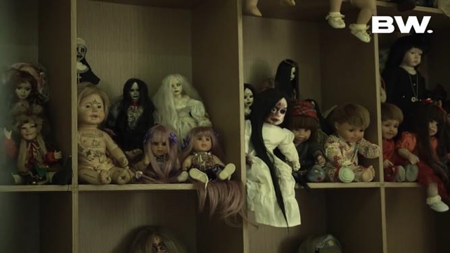 5 Selebriti yang Hobi Mengoleksi Boneka, Ada yang Bentuknya Menyeramkan (841)