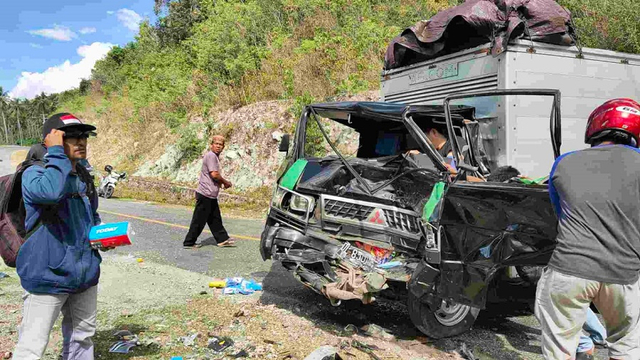 Mobil boks dan Avanza terlibat dalam kecelakaan di ruas jalan Trans Sulawesi, tepatnya di antara Desa Huhak, Kecamatan Pagimana, Kabupaten Banggai, Sulteng, Jumat (11/6). Foto: Istimewa