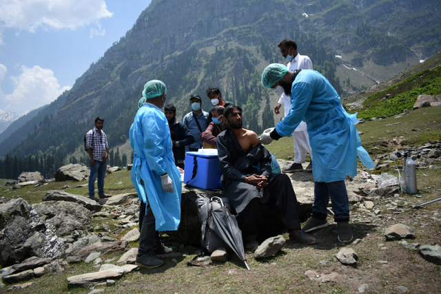 Seorang petugas kesehatan memberikan dosis COVISHIELD, vaksin corona yang diproduksi oleh Serum Institute of India kepada seorang warga di Lidderwat, distrik Anantnag, Kashmir selatan, India. Foto: Sanna Irshad Mattoo/REUTERS