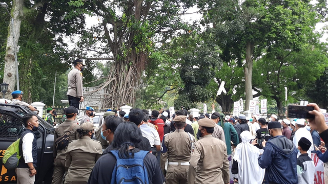 Massa Pendukung Habib Rizieq Datangi Balai Kota dan DPRD Kota Bogor (164528)