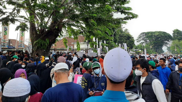 Massa Pendukung Habib Rizieq Datangi Balai Kota dan DPRD Kota Bogor (164527)