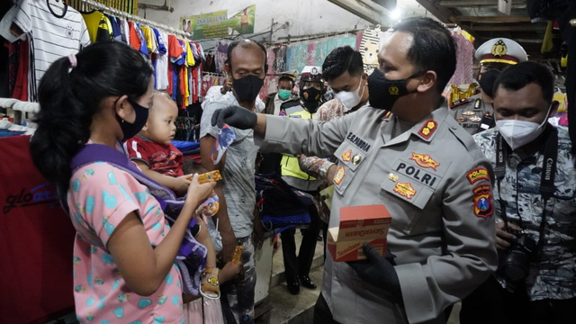 Polisi Bojonegoro Bagikan 10 Ribu Masker ke Masyarakat (43820)