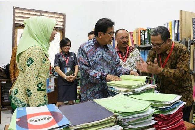 Menteri Agraria dan Tata Ruang/Kepala BPN RI 2021, Sofyan Djalil (batik biru), dalam kunjungan ke Kantor Pertanahan Kab. Minahasa Utara. (Sumber: twitter.com/djalil_sofyan)