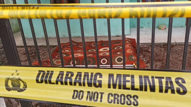 KARPET diletakkan di atas lubang septic tank tempat terkuburnya almarhumah Siti Hamidah. 