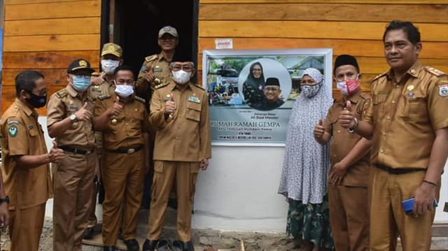 Gubernur Sulbar, Ali Baal Masdar, bersama Bupati Majene, Lukman, saat mengunjungi Desa Kabiraan yang terdampak gempa 6,2 magnitudo. Foto: Dok. Pemprov Sulbar