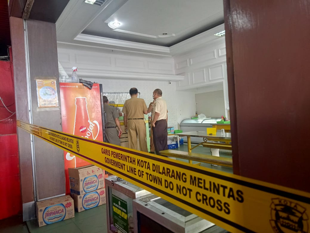 Penyegelan penunggak pajak oleh Tim Khusus Penegakan Pajak kota Bandar Lampung | Foto : Sidik Aryono/Lampung Geh