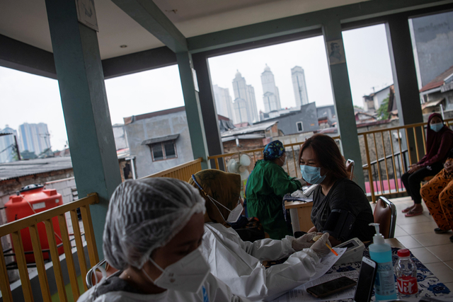 Foto: Vaksinasi Bagi 18 Tahun Ke Atas di RPTRA Bandar Kemayoran (232951)