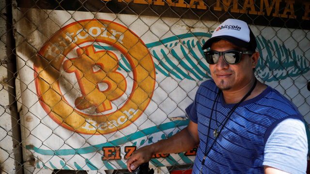 Sejumlah warga El Salvador menggunakan Bitcoin sebagai alat transaksi. Foto: Reuters/Jose Cabezas
