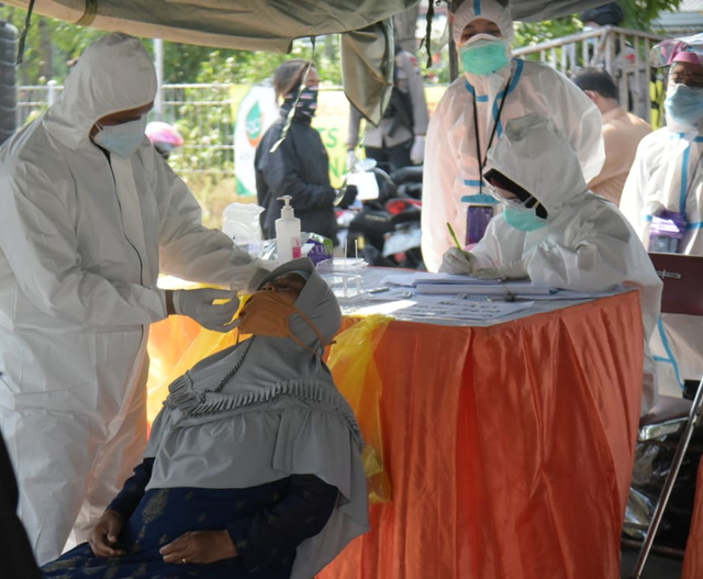 Pelaksanaan tes antigen di Suramadu sisi Surabaya. Foto-foto: Masruroh/Basra