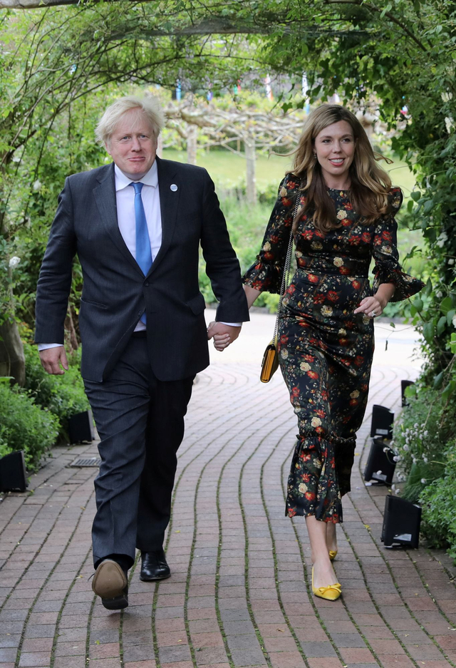 Perdana Menteri Inggris Boris Johnson dan Carrie Johnson saat menghadiri G7 di Cornwall. Foto: REUTERS/Pool