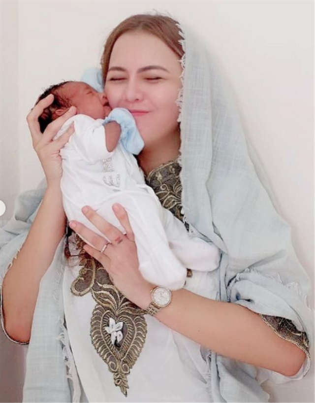 Ratu Rizky Nabila dan anaknya. Foto: Instagram/raturn