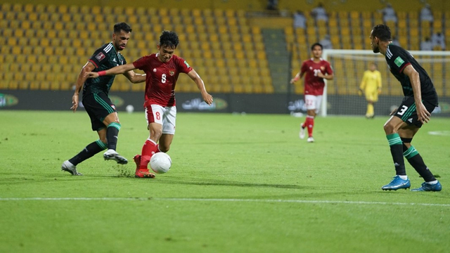 Pemain Timnas Indonesia, Witan Sulaeman berusaha melewati pertahanan Uni Emirat Arab dalam laga Kualifikasi Piala Dunia 2022, Jumat (11/6). Foto: Dok: PSSI