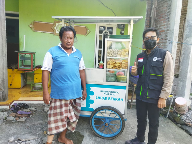 Dagang Bakso Pakai Sholawat, IZI Jateng dan YBM PLN UP3 Demak Bantu Pak Said