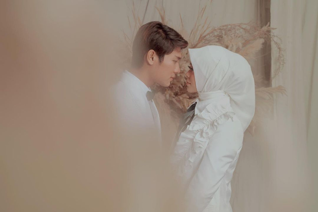 5 Potret Prewedding Terbaru Rizky Billar dan Lesty Kejora, Mesra Bernuansa Putih (175230)