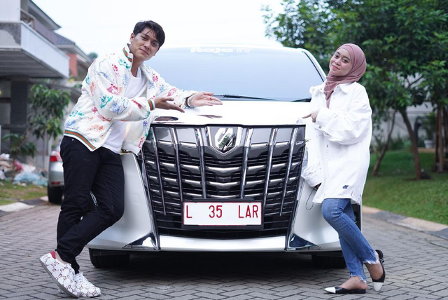 Rizky Billar dan Lesty Kejora. Foto: Instagram/rizkybillar