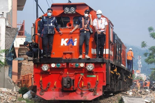 8 Tahun Tak Dilintasi, Jalur Kereta Api Pidada-Panjang Dibuka Kembali (1)