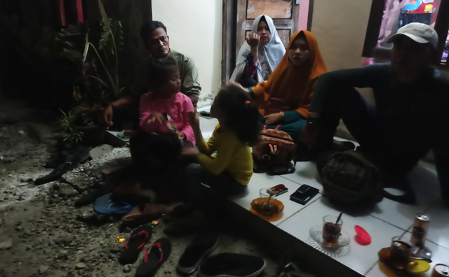 ANAK almarhumah Siti Hamidah dan keluarga besar saat kumpul di rumah keluarga besar. 